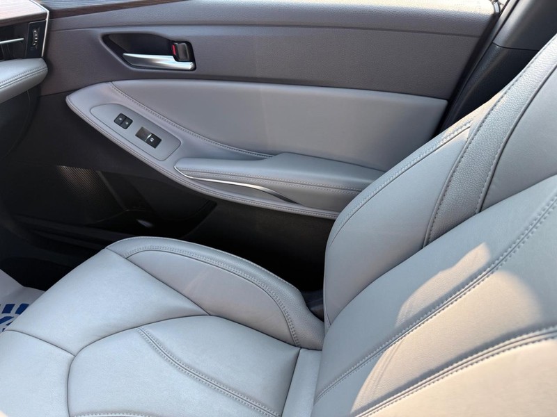 Toyota Avalon Vehicle Full-screen Gallery Image 21