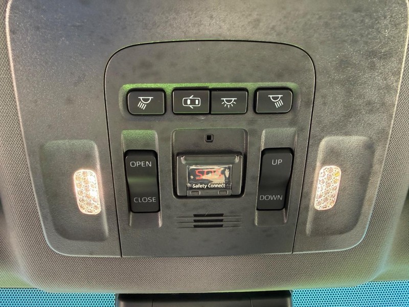 Toyota Avalon Vehicle Full-screen Gallery Image 22