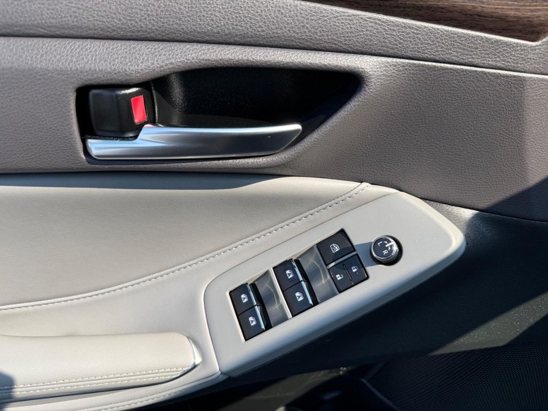 Toyota Avalon Vehicle Full-screen Gallery Image 25