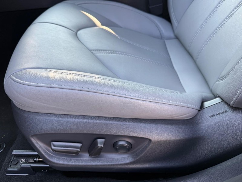 Toyota Avalon Vehicle Full-screen Gallery Image 26