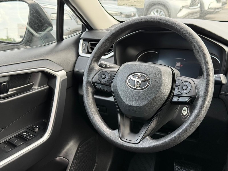 Toyota RAV4 Vehicle Image 12