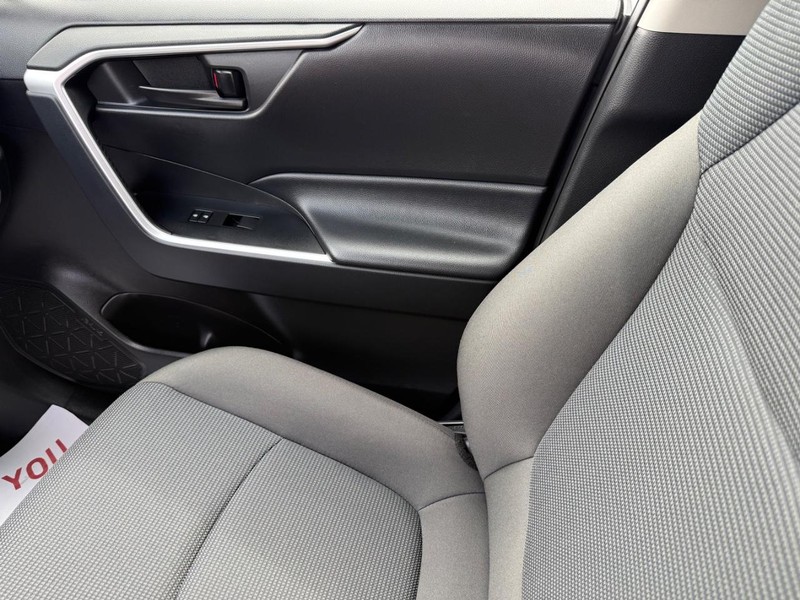 Toyota RAV4 Vehicle Image 19