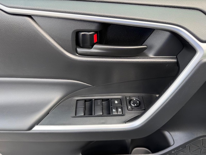 Toyota RAV4 Vehicle Image 22