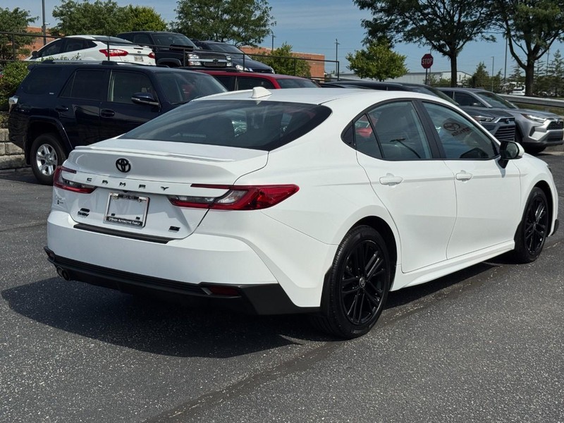 Toyota Camry Vehicle Full-screen Gallery Image 03
