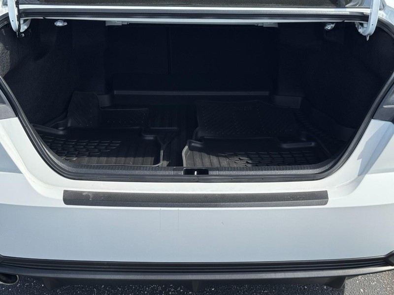 Toyota Camry Vehicle Full-screen Gallery Image 04
