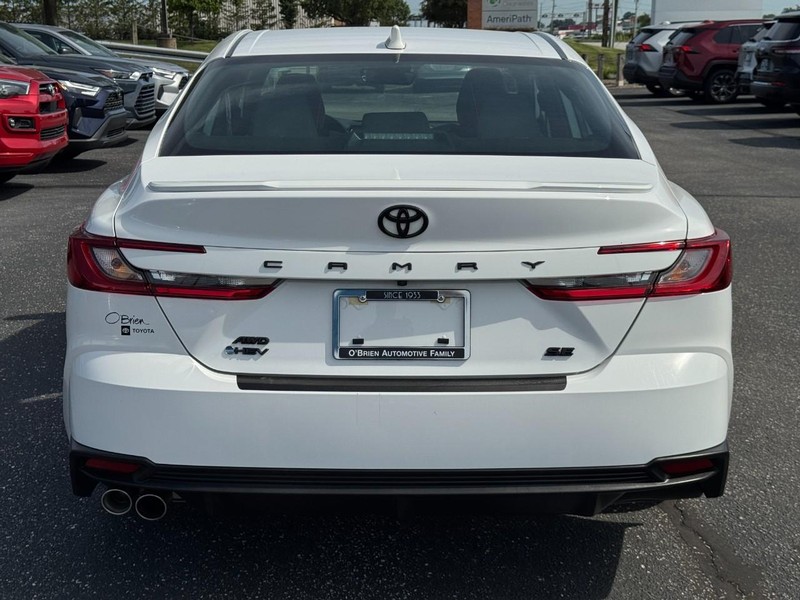 Toyota Camry Vehicle Full-screen Gallery Image 05