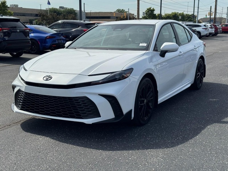 Toyota Camry Vehicle Full-screen Gallery Image 08