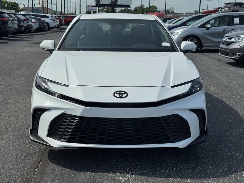 Toyota Camry Vehicle Full-screen Gallery Image 09
