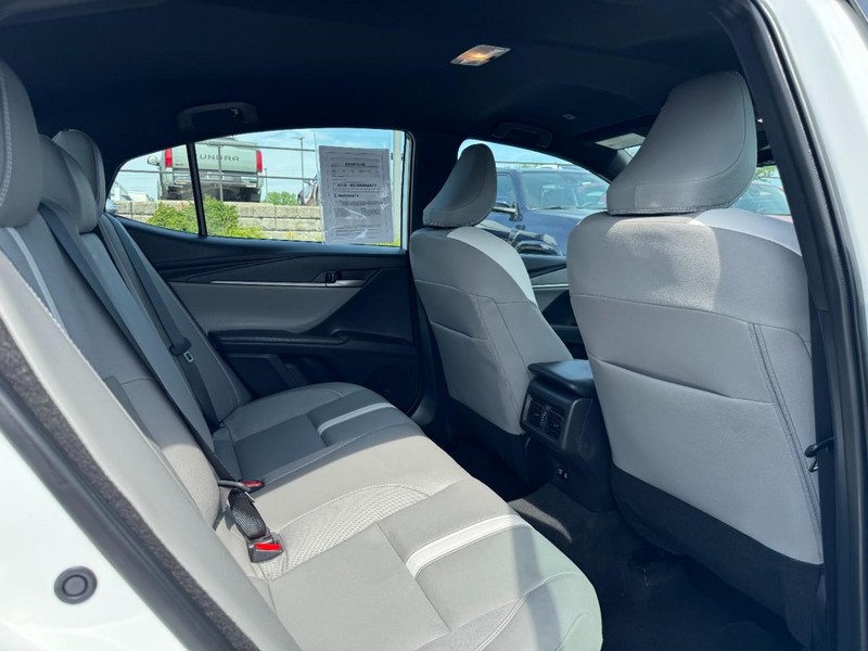 Toyota Camry Vehicle Full-screen Gallery Image 10