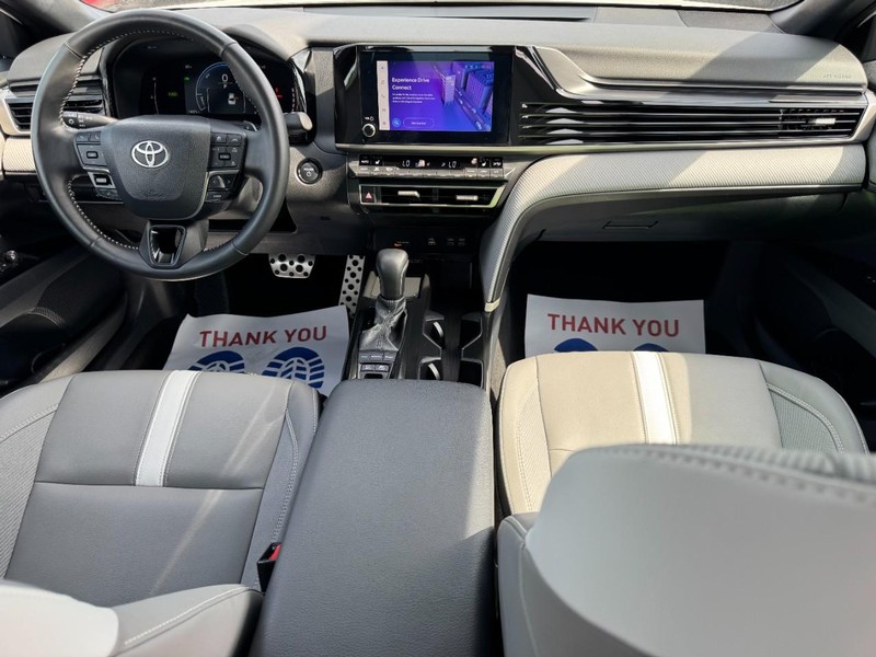 Toyota Camry Vehicle Full-screen Gallery Image 11