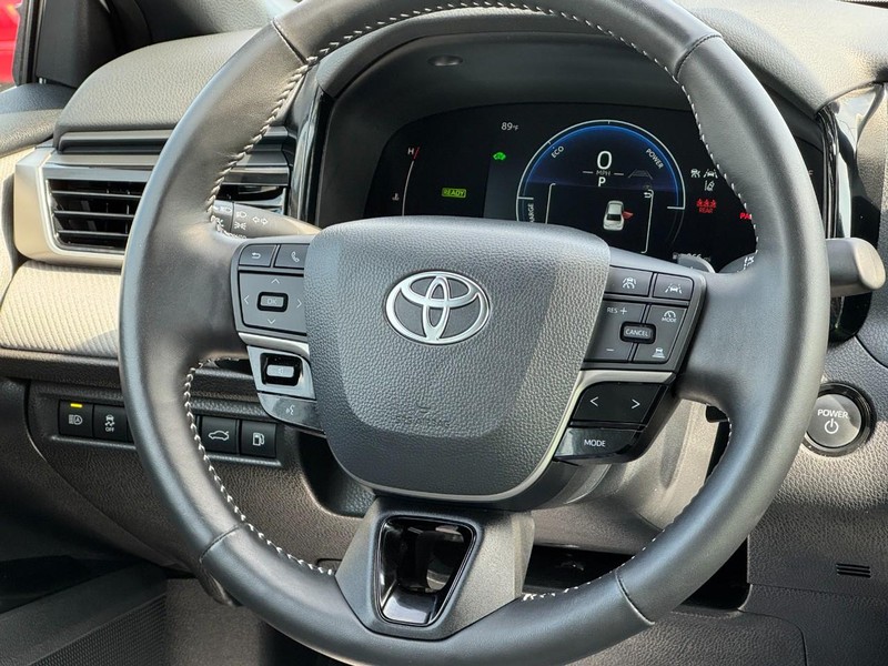 Toyota Camry Vehicle Full-screen Gallery Image 12