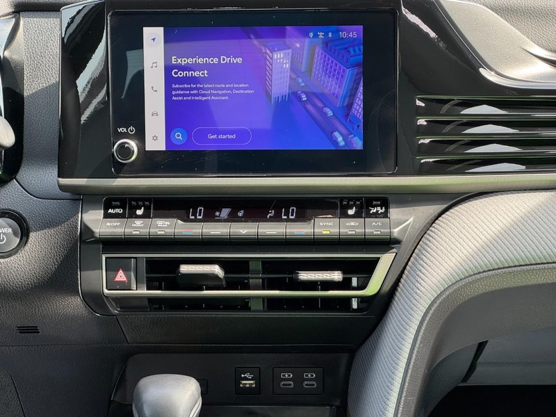 Toyota Camry Vehicle Full-screen Gallery Image 13