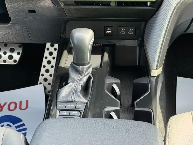 Toyota Camry Vehicle Full-screen Gallery Image 14