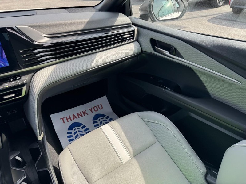Toyota Camry Vehicle Full-screen Gallery Image 15