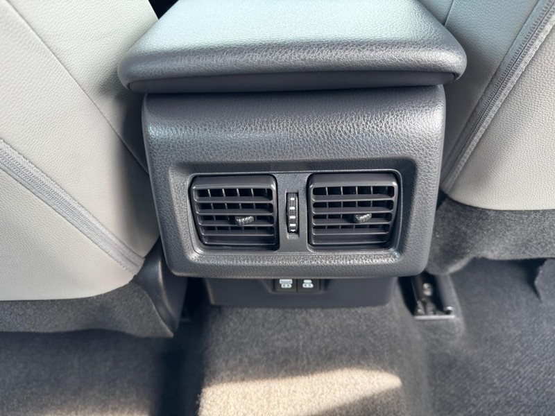 Toyota Camry Vehicle Full-screen Gallery Image 17