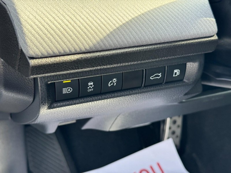 Toyota Camry Vehicle Full-screen Gallery Image 18