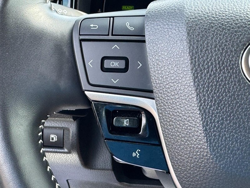 Toyota Camry Vehicle Full-screen Gallery Image 19