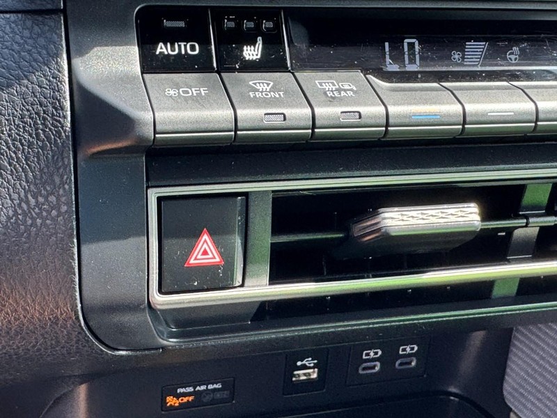 Toyota Camry Vehicle Full-screen Gallery Image 22