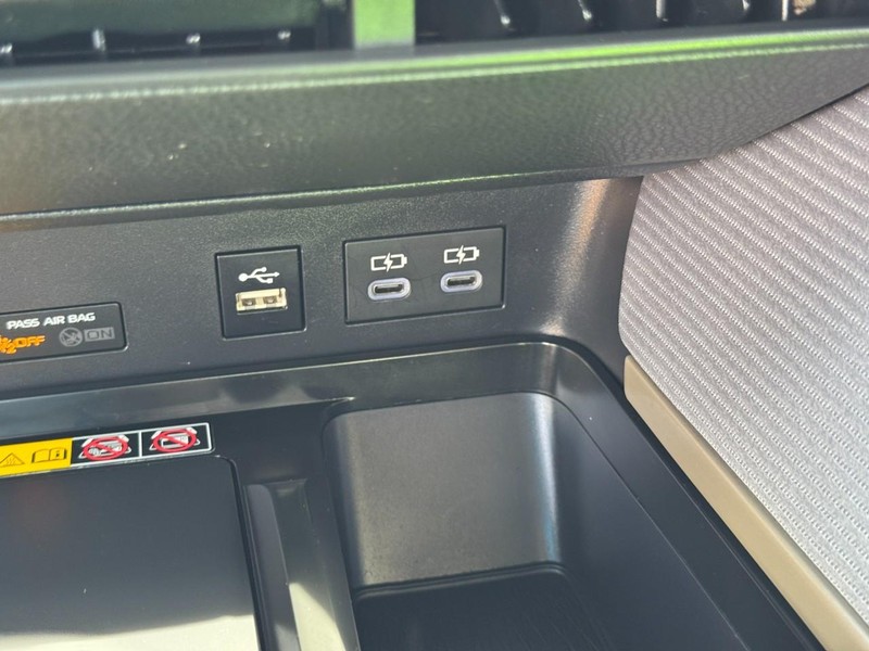 Toyota Camry Vehicle Full-screen Gallery Image 23