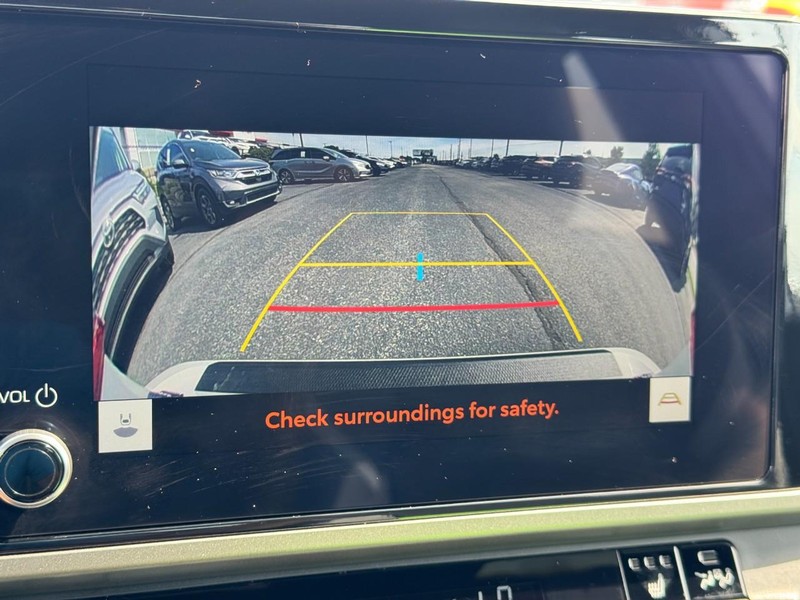 Toyota Camry Vehicle Full-screen Gallery Image 24