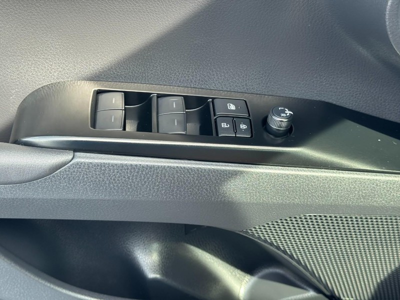 Toyota Camry Vehicle Full-screen Gallery Image 26