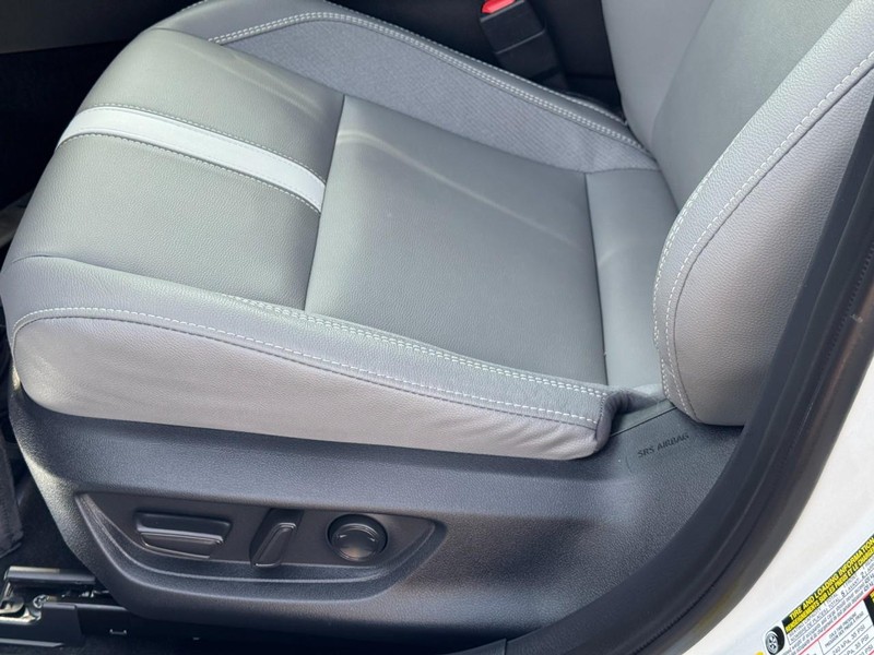 Toyota Camry Vehicle Full-screen Gallery Image 27