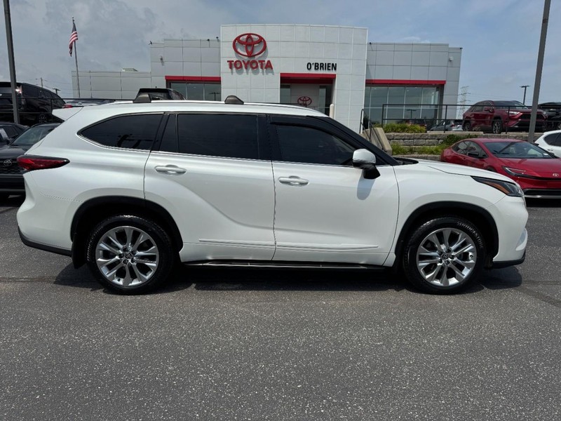 Toyota Highlander Vehicle Full-screen Gallery Image 02