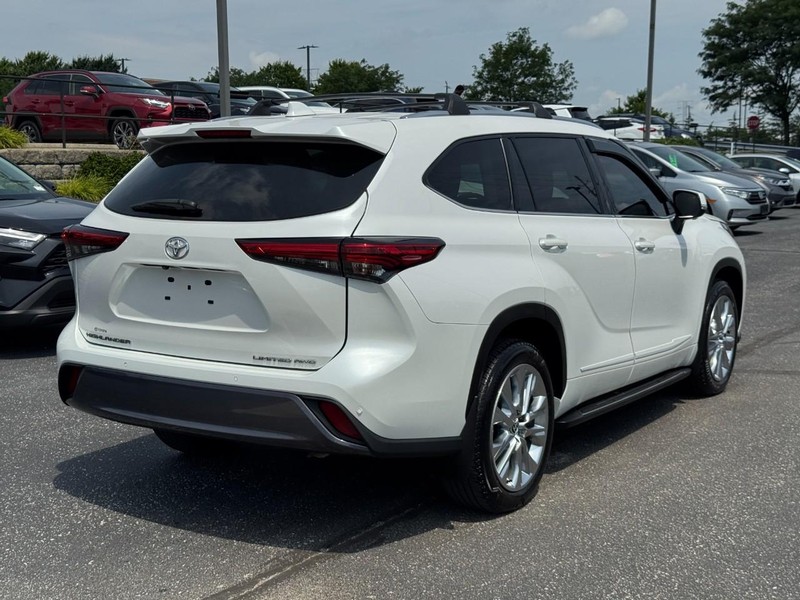Toyota Highlander Vehicle Full-screen Gallery Image 03