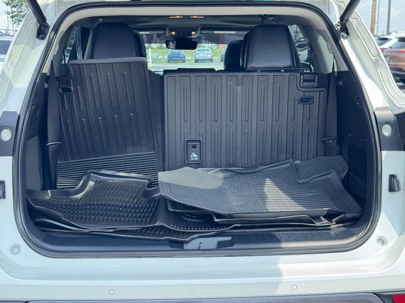 Toyota Highlander Vehicle Full-screen Gallery Image 04