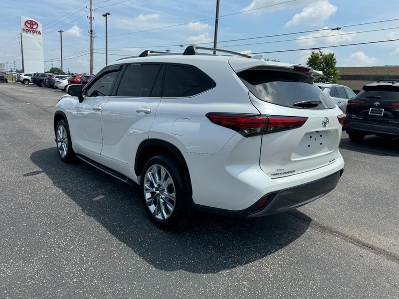 Toyota Highlander Vehicle Full-screen Gallery Image 06