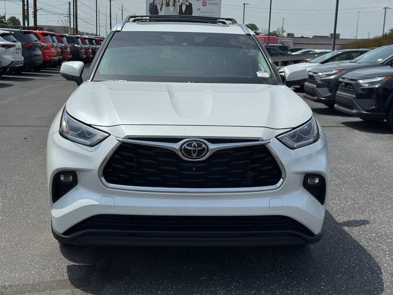 Toyota Highlander Vehicle Full-screen Gallery Image 09