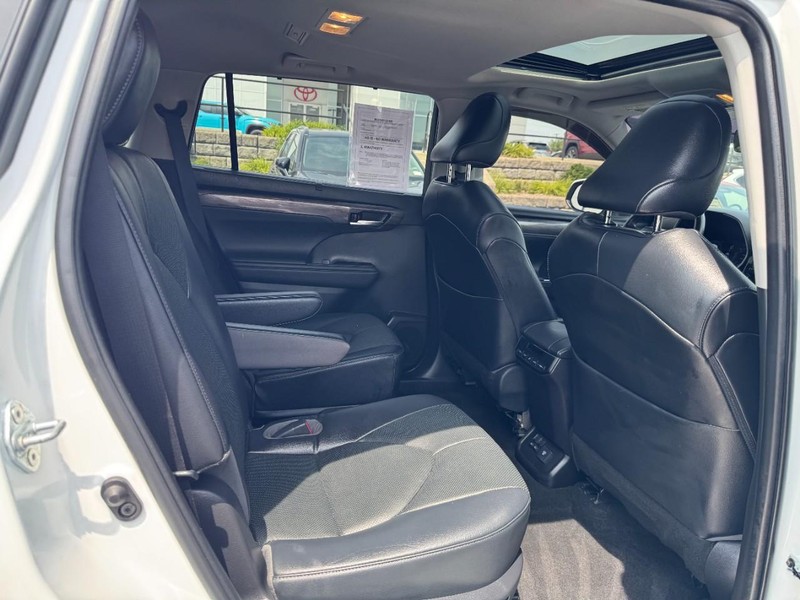 Toyota Highlander Vehicle Full-screen Gallery Image 10