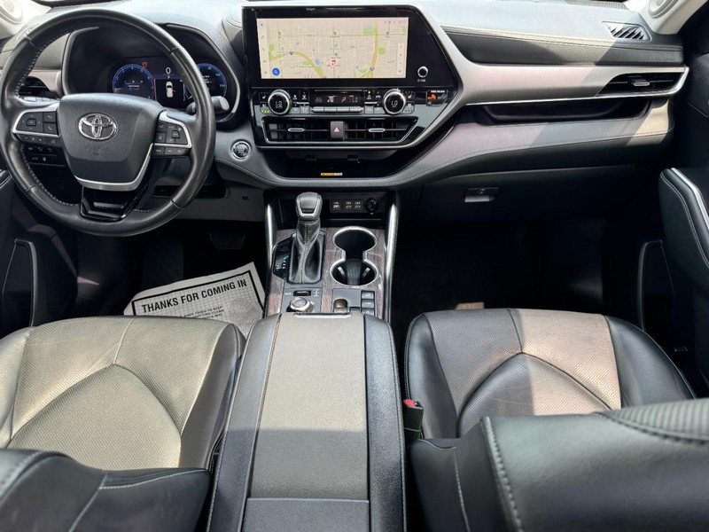 Toyota Highlander Vehicle Full-screen Gallery Image 12