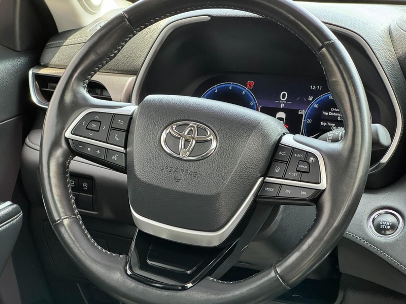 Toyota Highlander Vehicle Full-screen Gallery Image 13
