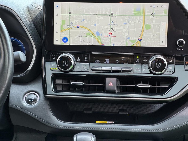 Toyota Highlander Vehicle Full-screen Gallery Image 14