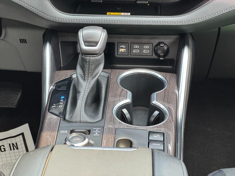 Toyota Highlander Vehicle Full-screen Gallery Image 15