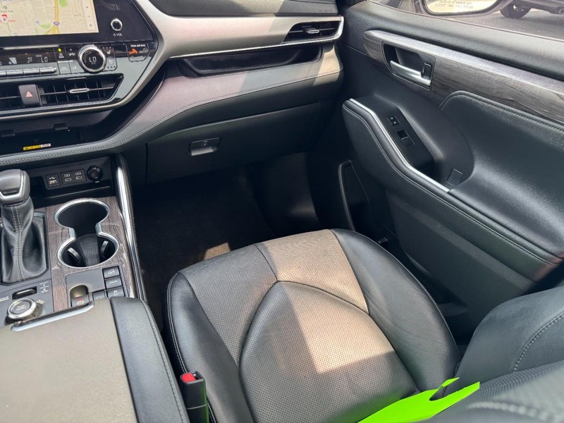 Toyota Highlander Vehicle Full-screen Gallery Image 16