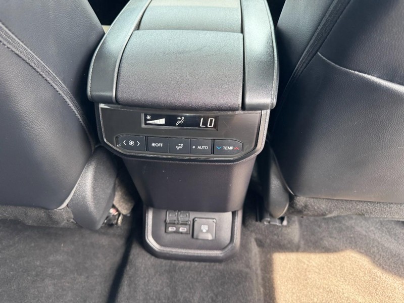 Toyota Highlander Vehicle Full-screen Gallery Image 17