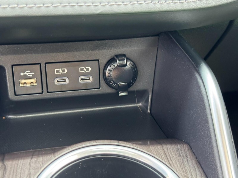Toyota Highlander Vehicle Full-screen Gallery Image 23