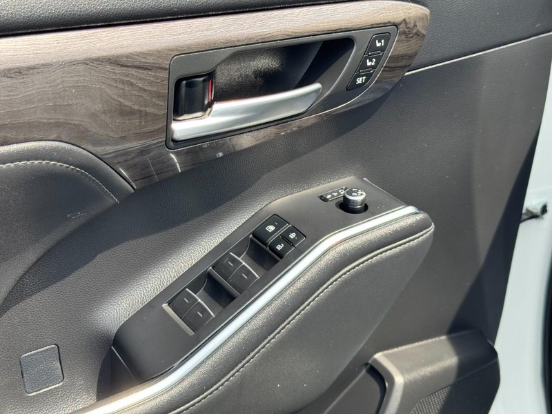 Toyota Highlander Vehicle Full-screen Gallery Image 27