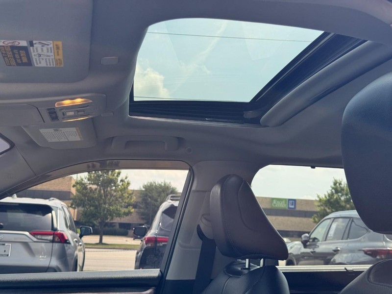 Toyota Highlander Vehicle Full-screen Gallery Image 28