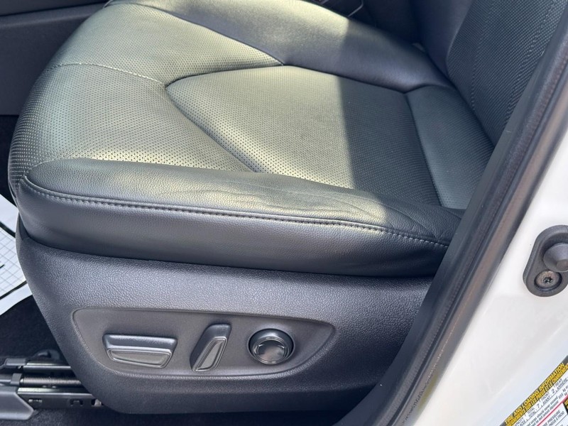 Toyota Highlander Vehicle Full-screen Gallery Image 29