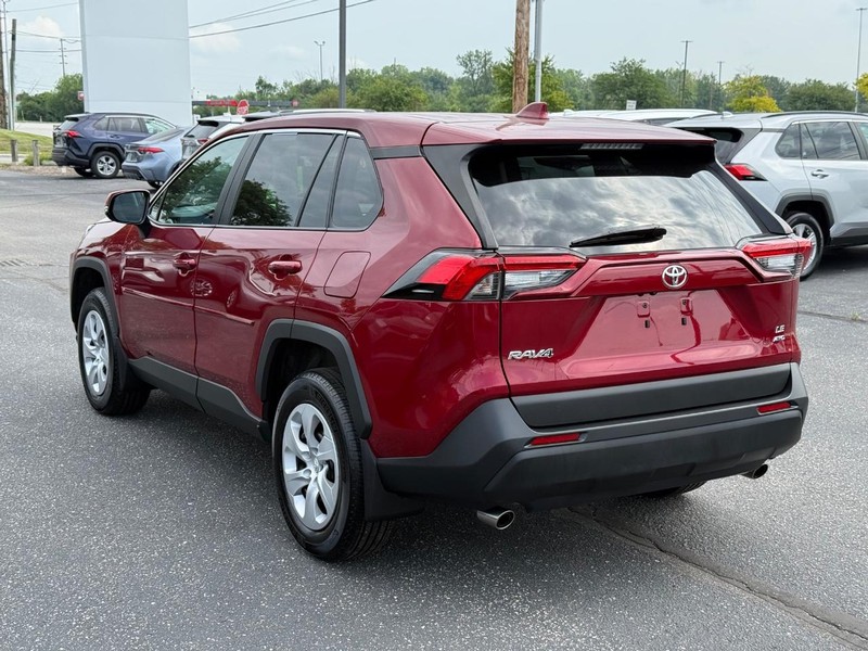 Toyota RAV4 Vehicle Full-screen Gallery Image 05