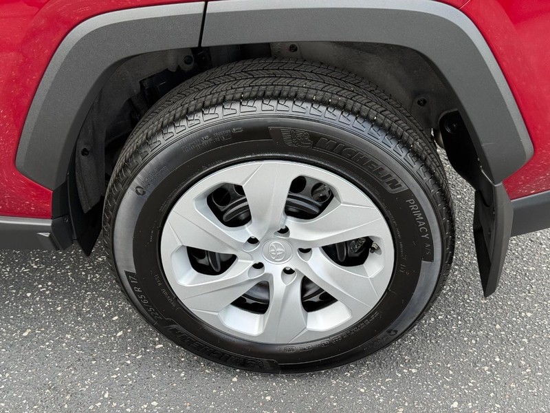 Toyota RAV4 Vehicle Full-screen Gallery Image 06
