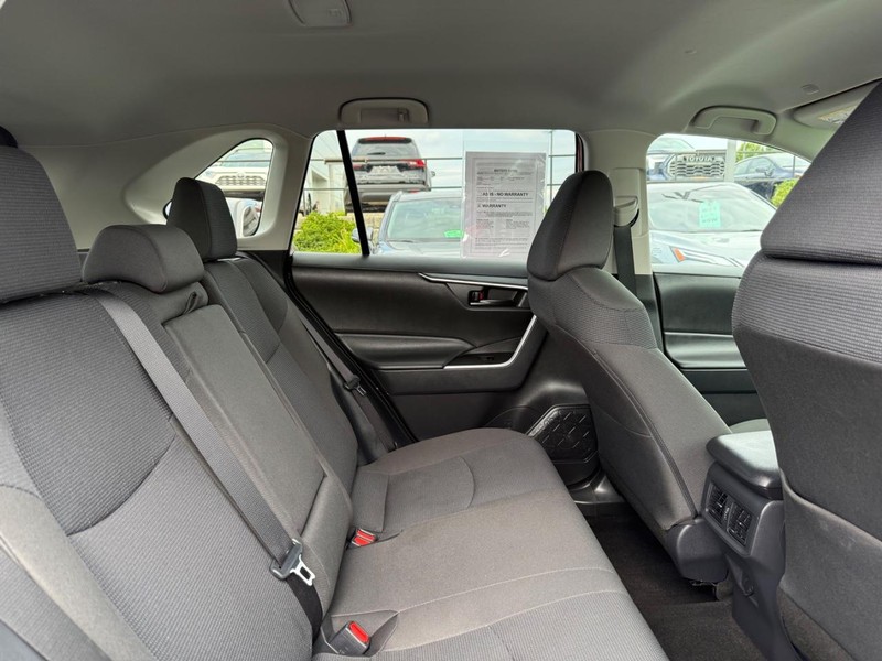Toyota RAV4 Vehicle Full-screen Gallery Image 10