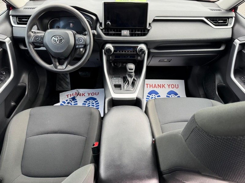 Toyota RAV4 Vehicle Full-screen Gallery Image 11