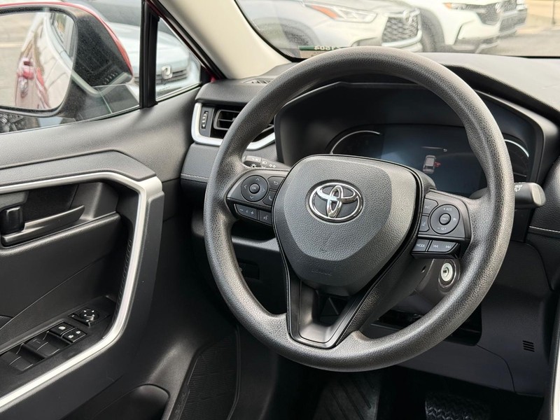 Toyota RAV4 Vehicle Full-screen Gallery Image 12