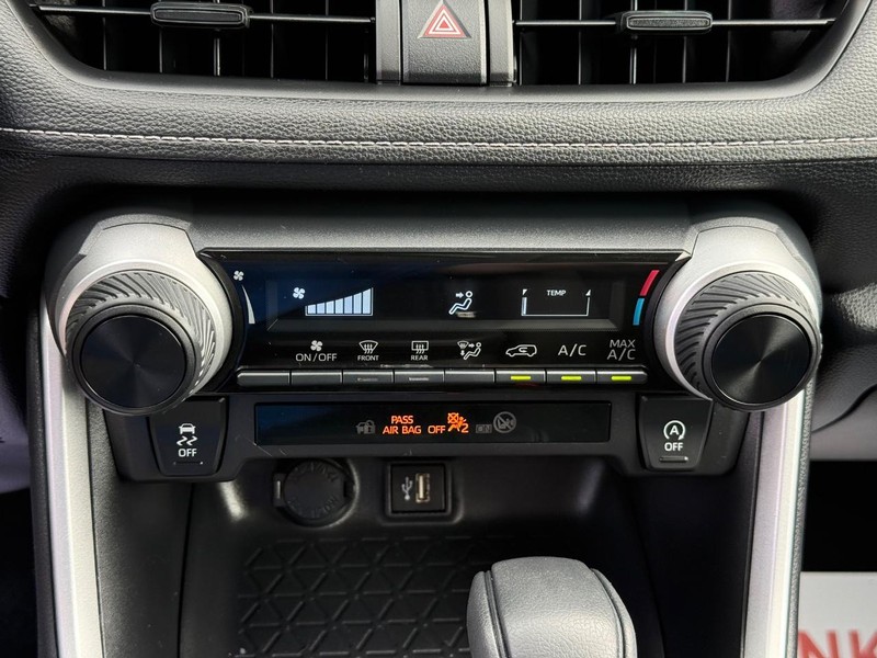 Toyota RAV4 Vehicle Full-screen Gallery Image 17