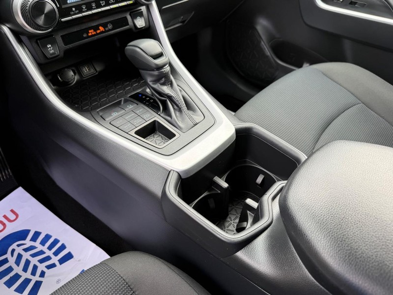 Toyota RAV4 Vehicle Full-screen Gallery Image 18