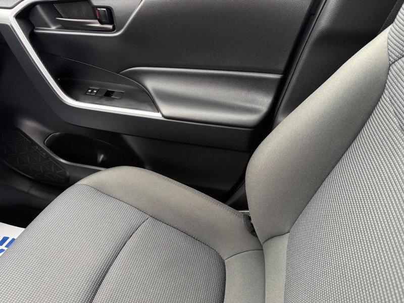 Toyota RAV4 Vehicle Full-screen Gallery Image 19